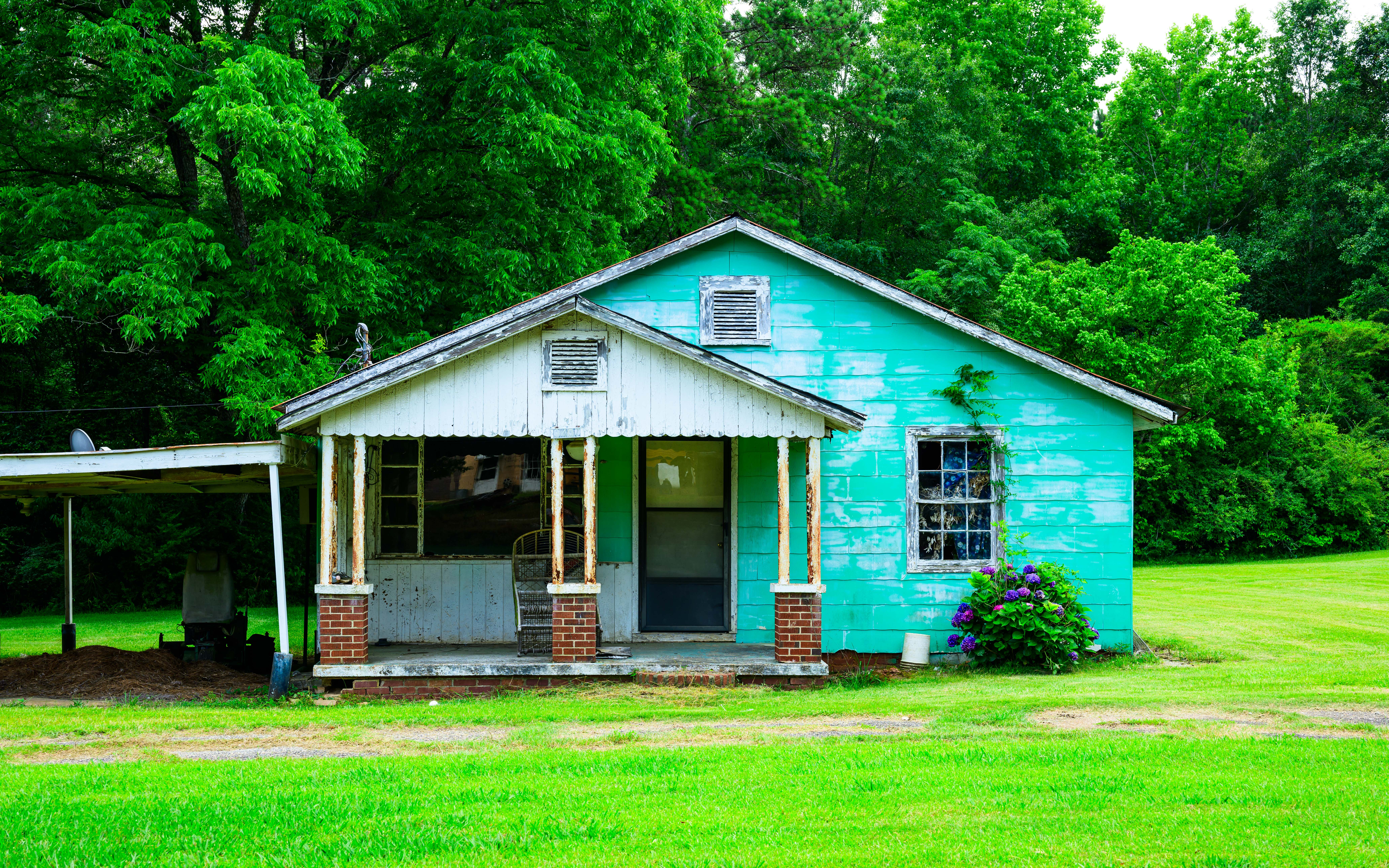 Opelika’s Neon Houses and Old Cars